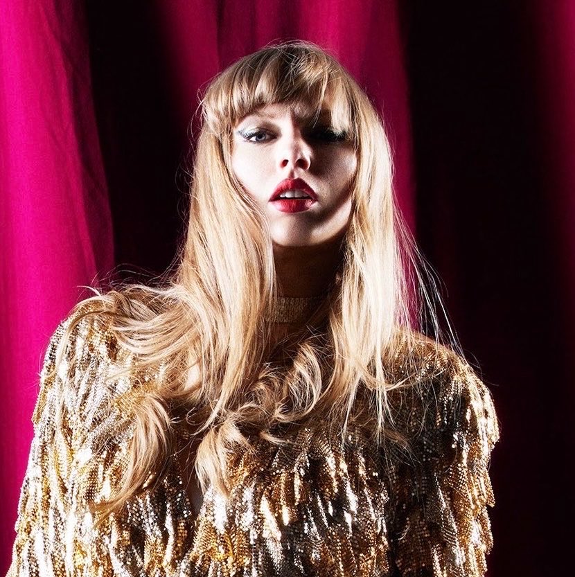 poponze's tweet photo. CONCORDAM? Variety sobre “Cleveland!”, de Taylor Swift:

“Nem todo mundo gosta de ver Taylor Swift sendo uma boba completamente apaixonada, mas, se isso é ofensivo para você, a tecnologia moderna torna bem fácil pular diretamente da faixa 1 para a faixa 3.” https://t.co/9Kw6moVOiM