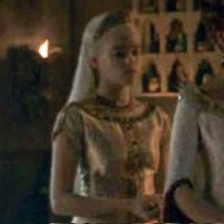 itshelenwhat's tweet photo. Rhaenyra wore a tiara in a deleted scene from season 1 ☹️ I wish they had let her wear a tiara on daily basis instead of only on special occasions, she was literally the heir 😭 https://t.co/LV7Z65NqaU