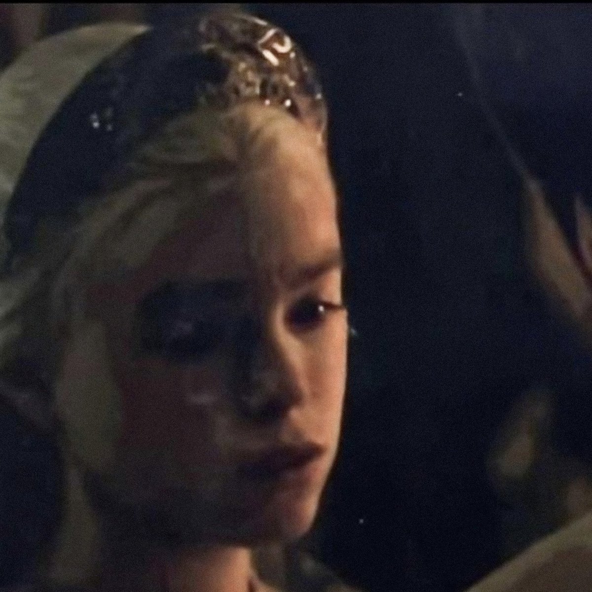 itshelenwhat's tweet photo. Rhaenyra wore a tiara in a deleted scene from season 1 ☹️ I wish they had let her wear a tiara on daily basis instead of only on special occasions, she was literally the heir 😭 https://t.co/LV7Z65NqaU