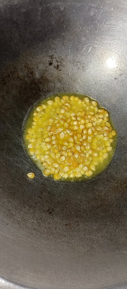 celestevanille's tweet photo. w jam segini masak popcorn😋 jujur tkut brisix sih https://t.co/rcWxtE6swz