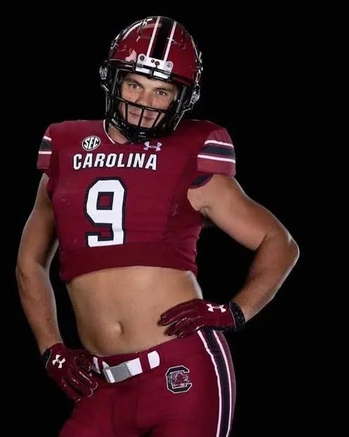NAW_era's tweet photo. Who was going to tell me this was THE Nick Muse on the Falcons😭 https://t.co/PAgKFgrZOD