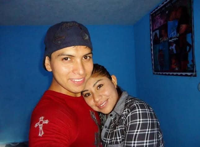 larevueltita_'s tweet photo. Julio César Mondragón, estudiante de Ayotzinapa fue torturado hasta morir la noche del 26 de septiembre. Era papá de Melisa y esposo de Marisa. El ejército tortura y el Estado lo encubre, pero nosotros no olvidamos. Compañero Julio César: presente. https://t.co/KpqJycs1Rv