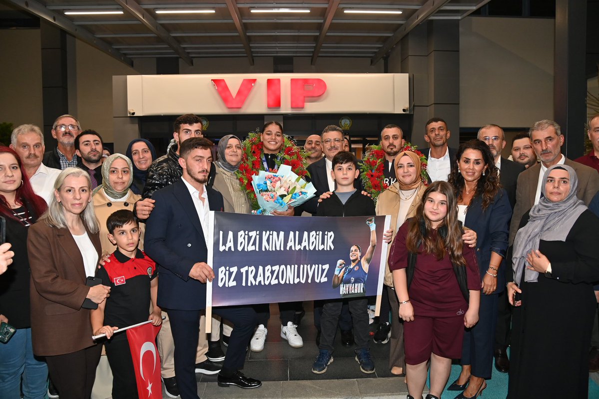ahmetmgenc's tweet photo. Şampiyonlar şehrine, memleketine hoş geldin ŞAMPİYON… 🥊🥇

2026 Avrupa Boks Şampiyonası’nda adını zirveye yazdıran, şehrimizin, Trabzonspor’umuzun ve ülkemizin gururu, millî sporcumuz Havvanur Kethüda evladımız ile birlikteyiz. 😊

Başarın daim, yolun açık olsun… ❤️💙 https://t.co/qk9NxdloZY