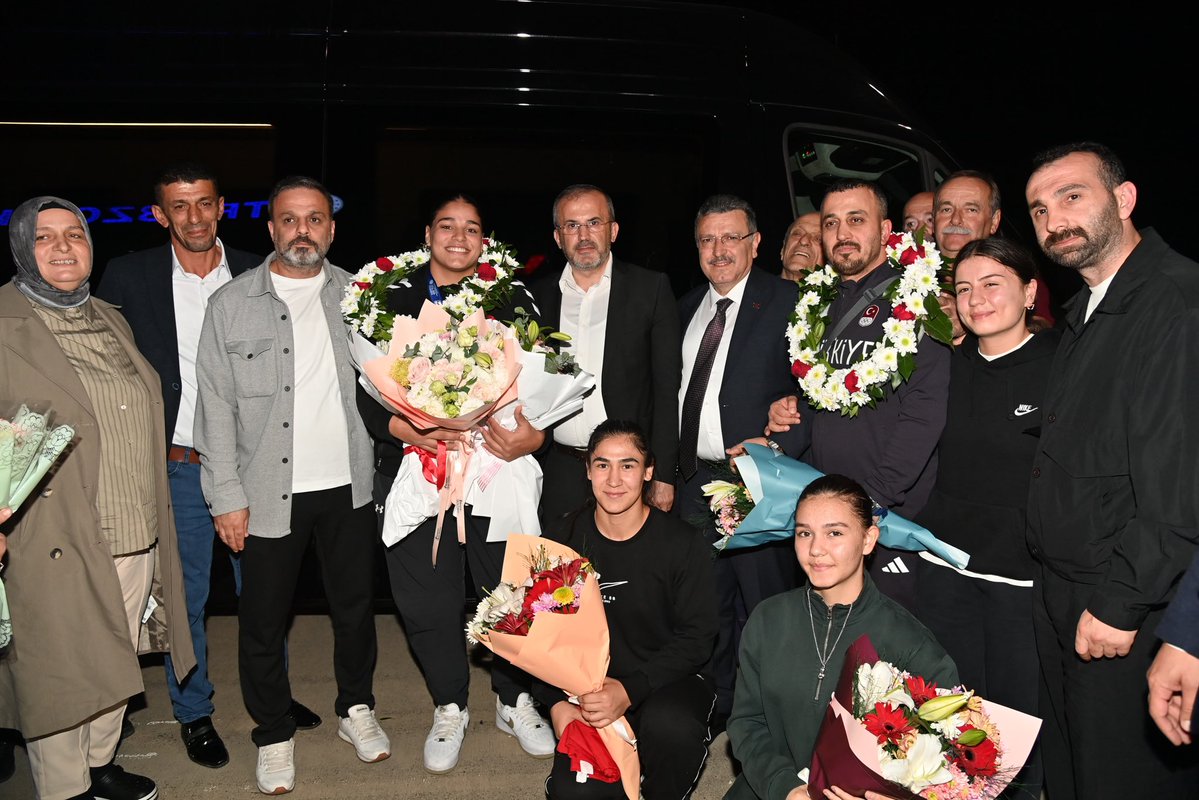 ahmetmgenc's tweet photo. Şampiyonlar şehrine, memleketine hoş geldin ŞAMPİYON… 🥊🥇

2026 Avrupa Boks Şampiyonası’nda adını zirveye yazdıran, şehrimizin, Trabzonspor’umuzun ve ülkemizin gururu, millî sporcumuz Havvanur Kethüda evladımız ile birlikteyiz. 😊

Başarın daim, yolun açık olsun… ❤️💙 https://t.co/qk9NxdloZY