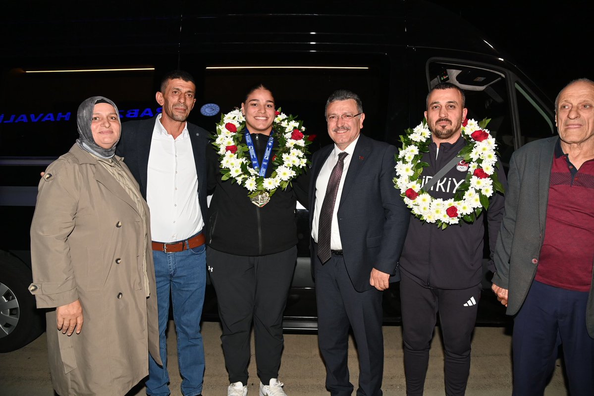 ahmetmgenc's tweet photo. Şampiyonlar şehrine, memleketine hoş geldin ŞAMPİYON… 🥊🥇

2026 Avrupa Boks Şampiyonası’nda adını zirveye yazdıran, şehrimizin, Trabzonspor’umuzun ve ülkemizin gururu, millî sporcumuz Havvanur Kethüda evladımız ile birlikteyiz. 😊

Başarın daim, yolun açık olsun… ❤️💙 https://t.co/qk9NxdloZY