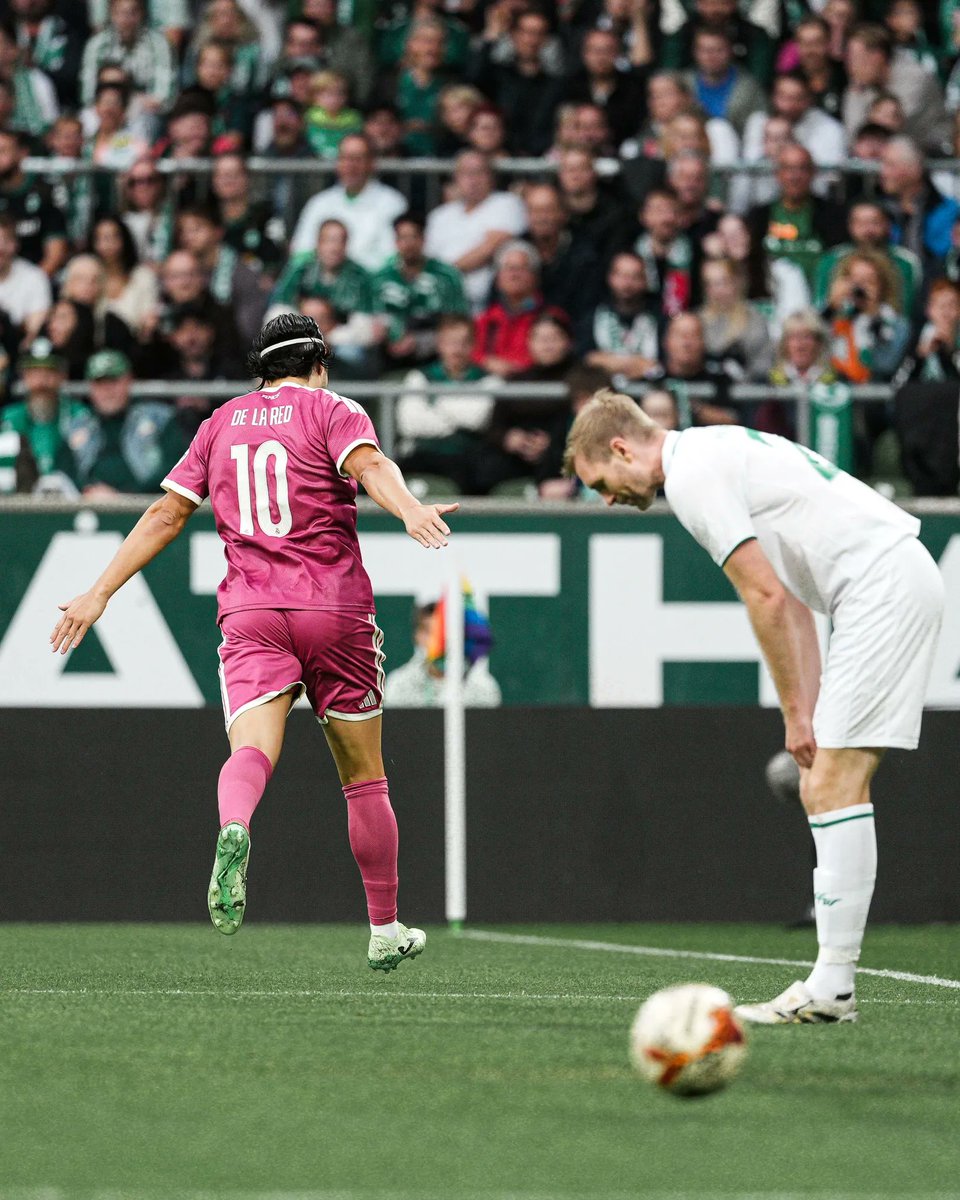 WerderUpdates's tweet photo. ⏰ 6. Min.: 

Das Weserstadion ist da und feuert die Werder-Legenden an! Das erste Tor macht allerdings Madrid. Ruben de la Red heißt der Torschütze.

Zum Live-Ticker 👉 https://t.co/uxVq4PgQVy

⚽ 0:1 #SVWRMA | #Werder https://t.co/gARhDEY4de