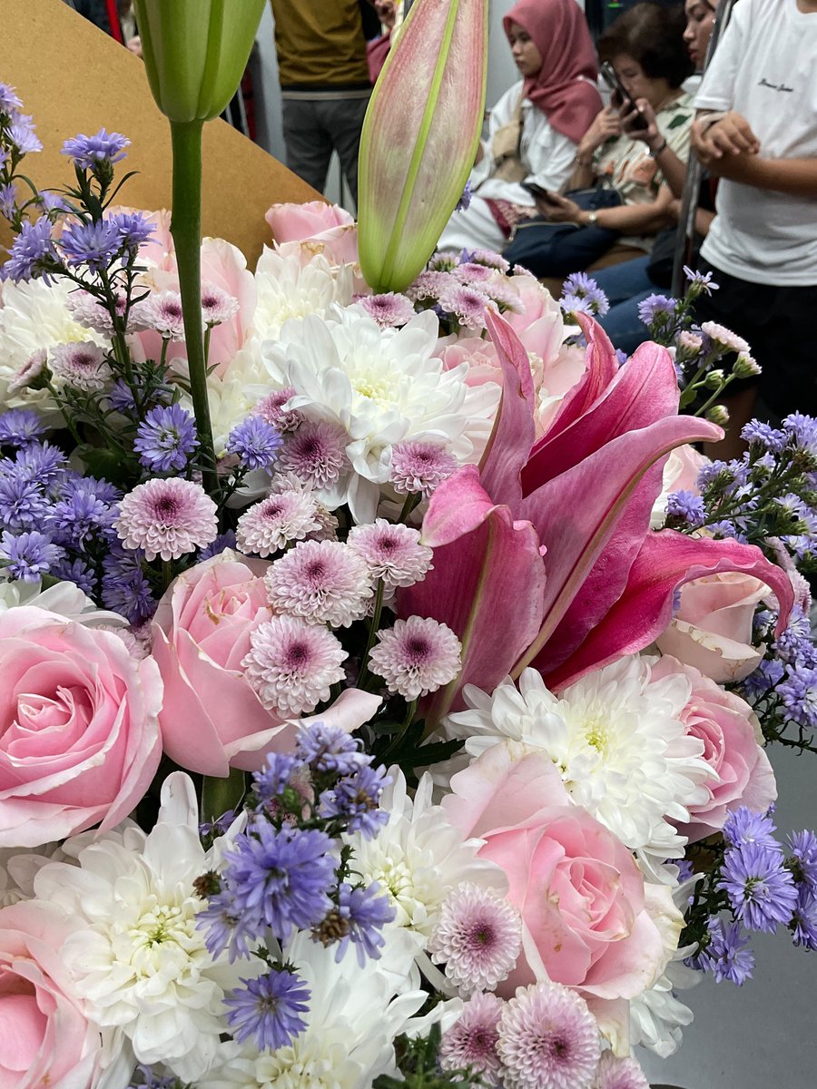mwgari's tweet photo. to be loved and to be in love . . . 💐 https://t.co/cPkD9A5hmk