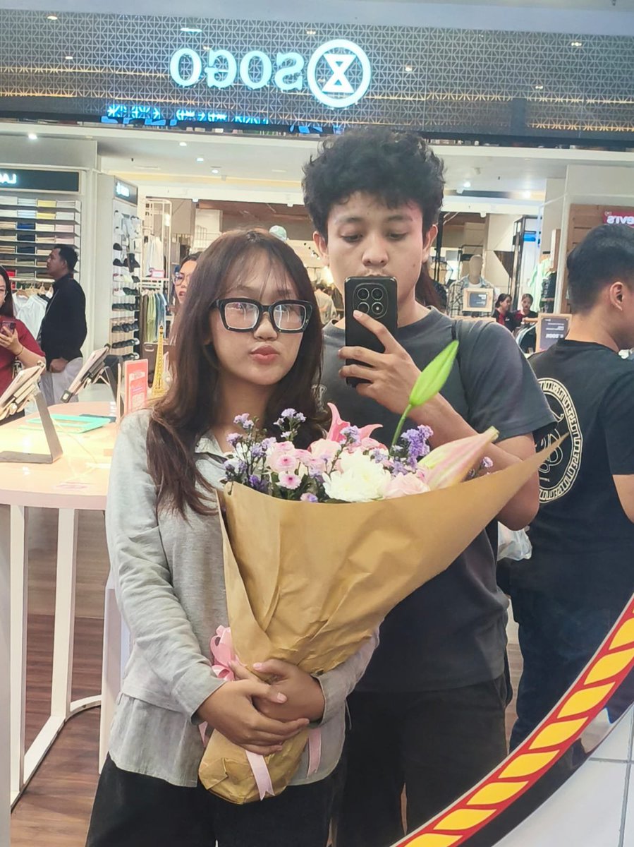 mwgari's tweet photo. to be loved and to be in love . . . 💐 https://t.co/cPkD9A5hmk