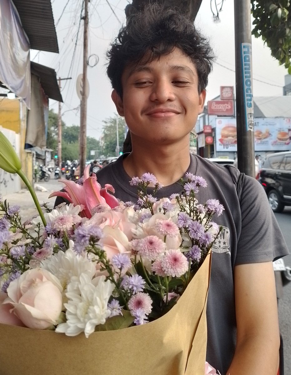 mwgari's tweet photo. to be loved and to be in love . . . 💐 https://t.co/cPkD9A5hmk