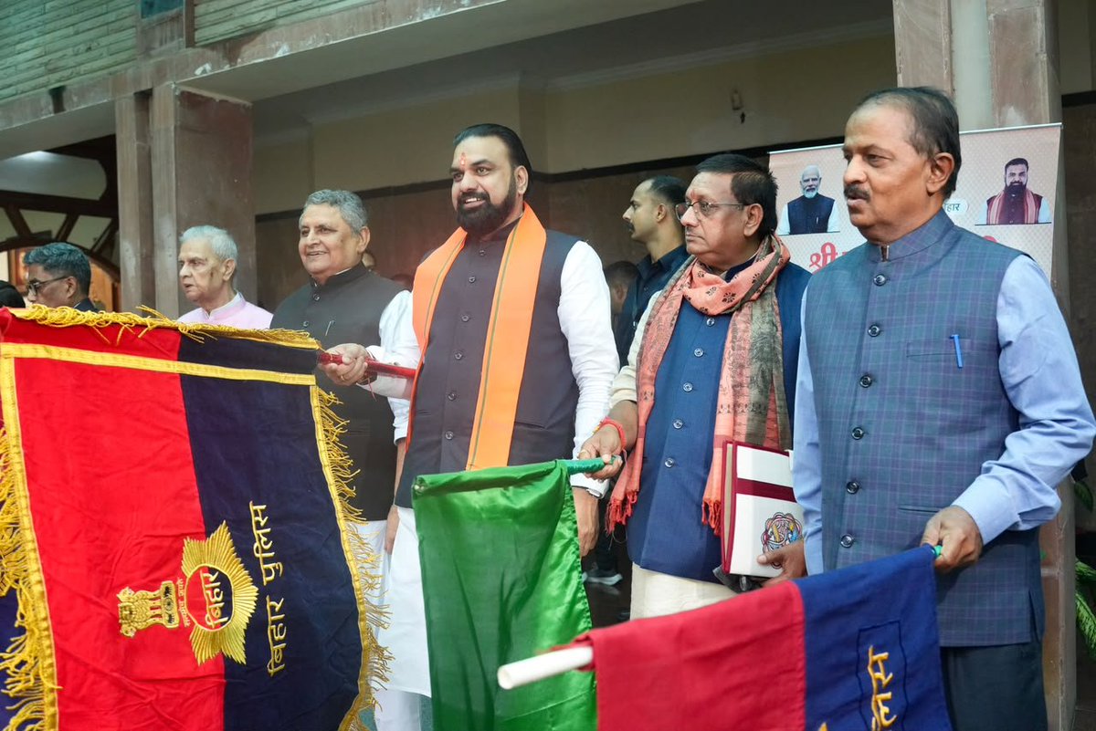 IPRDBihar's tweet photo. माननीय मुख्यमंत्री श्री सम्राट चौधरी जी ने आज मुख्यमंत्री सचिवालय में गृह विभाग के अंतर्गत राष्ट्रीय राजमार्ग सुरक्षा एवं निर्बाध यातायात व्यवस्था के सुदृढ़ीकरण हेतु 58 राजमार्ग गश्ती वाहनों को झंडी दिखाकर रवाना किया। 

राष्ट्रीय राजमार्ग गश्ती वाहनों के लोकार्पण का उद्देश्य राष्ट्रीय राजमार्गों पर सुगम, सुरक्षित एवं निर्बाध यातायात व्यवस्था सुनिश्चित करने के साथ सड़क दुर्घटनाओं में होने वाली मृत्यु को कम करना है। यह पहल भारत सरकार के Vision-2030 के तहत सड़क दुर्घटनाओं में मृत्यु दर को 50 प्रतिशत तक कम करने के लक्ष्य की दिशा में महत्वपूर्ण कदम है।

#samratchodhary 
#CMsamrat