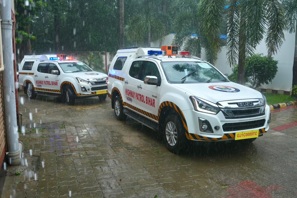 IPRDBihar's tweet photo. माननीय मुख्यमंत्री श्री सम्राट चौधरी जी ने आज मुख्यमंत्री सचिवालय में गृह विभाग के अंतर्गत राष्ट्रीय राजमार्ग सुरक्षा एवं निर्बाध यातायात व्यवस्था के सुदृढ़ीकरण हेतु 58 राजमार्ग गश्ती वाहनों को झंडी दिखाकर रवाना किया। 

राष्ट्रीय राजमार्ग गश्ती वाहनों के लोकार्पण का उद्देश्य राष्ट्रीय राजमार्गों पर सुगम, सुरक्षित एवं निर्बाध यातायात व्यवस्था सुनिश्चित करने के साथ सड़क दुर्घटनाओं में होने वाली मृत्यु को कम करना है। यह पहल भारत सरकार के Vision-2030 के तहत सड़क दुर्घटनाओं में मृत्यु दर को 50 प्रतिशत तक कम करने के लक्ष्य की दिशा में महत्वपूर्ण कदम है।

#samratchodhary 
#CMsamrat