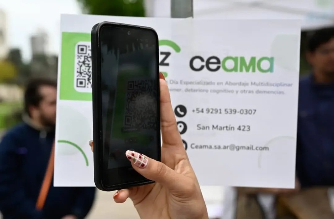Val_Fabian's tweet photo. 💜 Nos encontramos en la #PlazaRivadavia para compartir, conversar y seguir poniendo en agenda algo que nos importa: el #Alzheimer y las demencias.

Acompañamos a quienes asisten y trabajan en el #CEAMA -Centro de Día Especializado en Abordaje Multidisciplinar de Alzheimer-, junto a los equipos de #Salud, y salimos a encontrarnos con los vecinos para compartir información, generar conciencia y visibilizar una realidad que atraviesa a muchas familias.

Entregamos los plantines🌱 que ellos mismos cultivaron en los talleres, compartimos lazos violetas y, sobre todo, generamos un espacio para hablar, escuchar y acompañar.

Porque detrás de cada diagnóstico hay una persona, una familia y una historia. Y como sociedad tenemos mucho para hacer: estar presentes, comprender, acompañar y construir espacios donde nadie tenga que transitar este camino en soledad.🙌

La huerta también nos enseña eso: que cuando ponemos las manos en la tierra y trabajamos juntos, algo nuevo empieza a crecer. 🌱💜

Gracias a cada vecino que se acercó, compartió este momento y fue parte de esta jornada.
Seguimos trabajando por una comunidad más inclusiva, más empática y con más lugar para todos. 

#CEAMA💜  #HuertasDeLaCiudad🌱