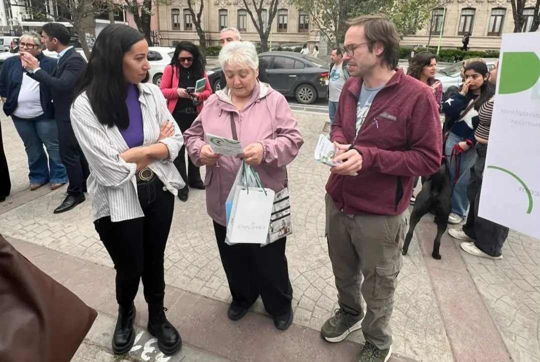 Val_Fabian's tweet photo. 💜 Nos encontramos en la #PlazaRivadavia para compartir, conversar y seguir poniendo en agenda algo que nos importa: el #Alzheimer y las demencias.

Acompañamos a quienes asisten y trabajan en el #CEAMA -Centro de Día Especializado en Abordaje Multidisciplinar de Alzheimer-, junto a los equipos de #Salud, y salimos a encontrarnos con los vecinos para compartir información, generar conciencia y visibilizar una realidad que atraviesa a muchas familias.

Entregamos los plantines🌱 que ellos mismos cultivaron en los talleres, compartimos lazos violetas y, sobre todo, generamos un espacio para hablar, escuchar y acompañar.

Porque detrás de cada diagnóstico hay una persona, una familia y una historia. Y como sociedad tenemos mucho para hacer: estar presentes, comprender, acompañar y construir espacios donde nadie tenga que transitar este camino en soledad.🙌

La huerta también nos enseña eso: que cuando ponemos las manos en la tierra y trabajamos juntos, algo nuevo empieza a crecer. 🌱💜

Gracias a cada vecino que se acercó, compartió este momento y fue parte de esta jornada.
Seguimos trabajando por una comunidad más inclusiva, más empática y con más lugar para todos. 

#CEAMA💜  #HuertasDeLaCiudad🌱