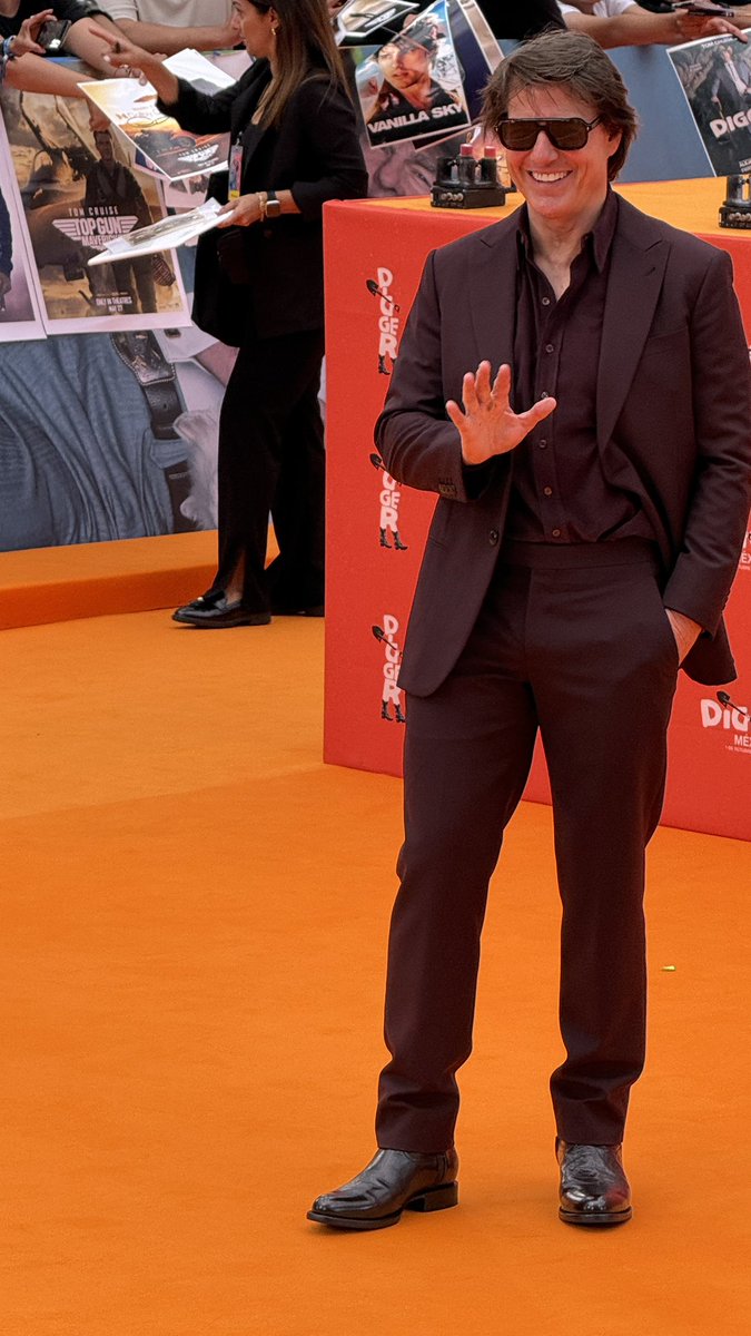 Moveeks's tweet photo. Un poco de lo que vivimos ayer en la alfombra naranja de #Digger, con la presencia de #TomCruise y #AlejandroGonzalezIñarritu @TomCruise @WBPicturesLatam @WBPictures_Mx (1/3) https://t.co/k72Rg88GVC
