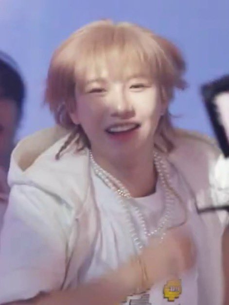 growithrj_'s tweet photo. kapan lagi yh renjun dapet hairstyle yg imut2 kek gini😔 https://t.co/Reetln6qcX