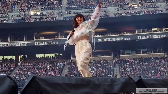 cokeliupdates's tweet photo. @cherokeyonce @beyinceownsyou Try again! Charli sells out stadiums too! https://t.co/m7mrunmaky