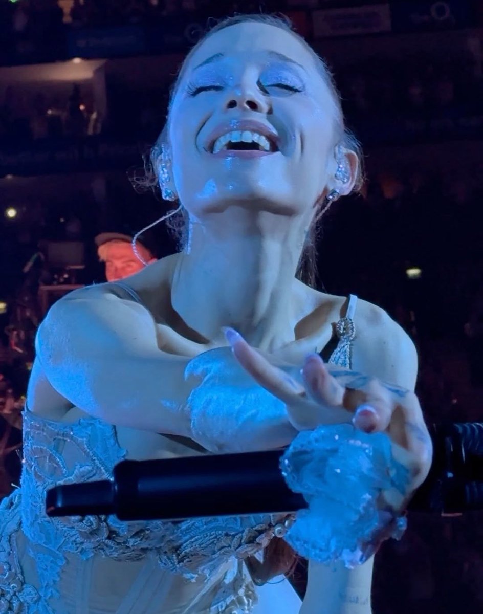agsmysweetener's tweet photo. she was girl who's going to be ok every single night on that stage https://t.co/8moJkQo0NV