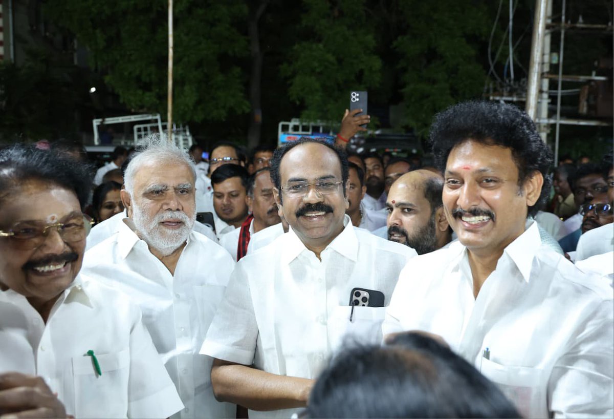 TThenarasu's tweet photo. தாராபுரத்தில் மாண்புமிகு எதிர்க்கட்சித் தலைவர், கழக இளைஞரணிச் செயலாளர் திரு. உதயநிதி ஸ்டாலின் அவர்களின் இன்றைய தேர்தல் பிரச்சாரம் மிகுந்த எழுச்சியோடு நடைபெற்றது.

கழகத் துணைப் பொதுச்செயலாளர் அண்ணன் திரு. ஐ.பெரியசாமி, விருதுநகர் தெற்கு மாவட்டக் கழகச் செயலாளர் அண்ணன் திரு. கே.கே.எஸ்.எஸ்.ஆர். இராமச்சந்திரன், மாண்புமிகு முன்னாள் முதலமைச்சர் அண்ணன் திரு. ஓ. பன்னீர் செல்வம், சிவகங்கை மாவட்டச் செயலாளர் அண்ணன் திரு. பெரியகருப்பன், தூத்துக்குடி வடக்கு மாவட்டக் கழகச் செயலாளர் சகோதரி திருமிகு. கீதாஜீவன் மற்றும் திருச்சி தெற்கு மாவட்டக் கழகச் செயலாளர் தம்பி திரு. அன்பில் மகேஷ் பொய்யாமொழி ஆகியோர் இணைந்து பிரச்சாரத்தில் பங்கேற்றோம்.

தாராபுரம் சட்டமன்ற இடைத்தேர்தலில் கழகத்தின் வெற்றி வாய்ப்பை மேலும் வலுப்படுத்தும் வகையில் எதிர்க்கட்சித் தலைவர் அவர்களின் இன்றைய பிரச்சாரம் அமைந்திருந்தது.

@Udhaystalin @IPeriyasamy_ @KKSSRR_DMK @OfficeOfOPS @OfficeOfKRP @geethajeevandmk @Anbil_Mahesh