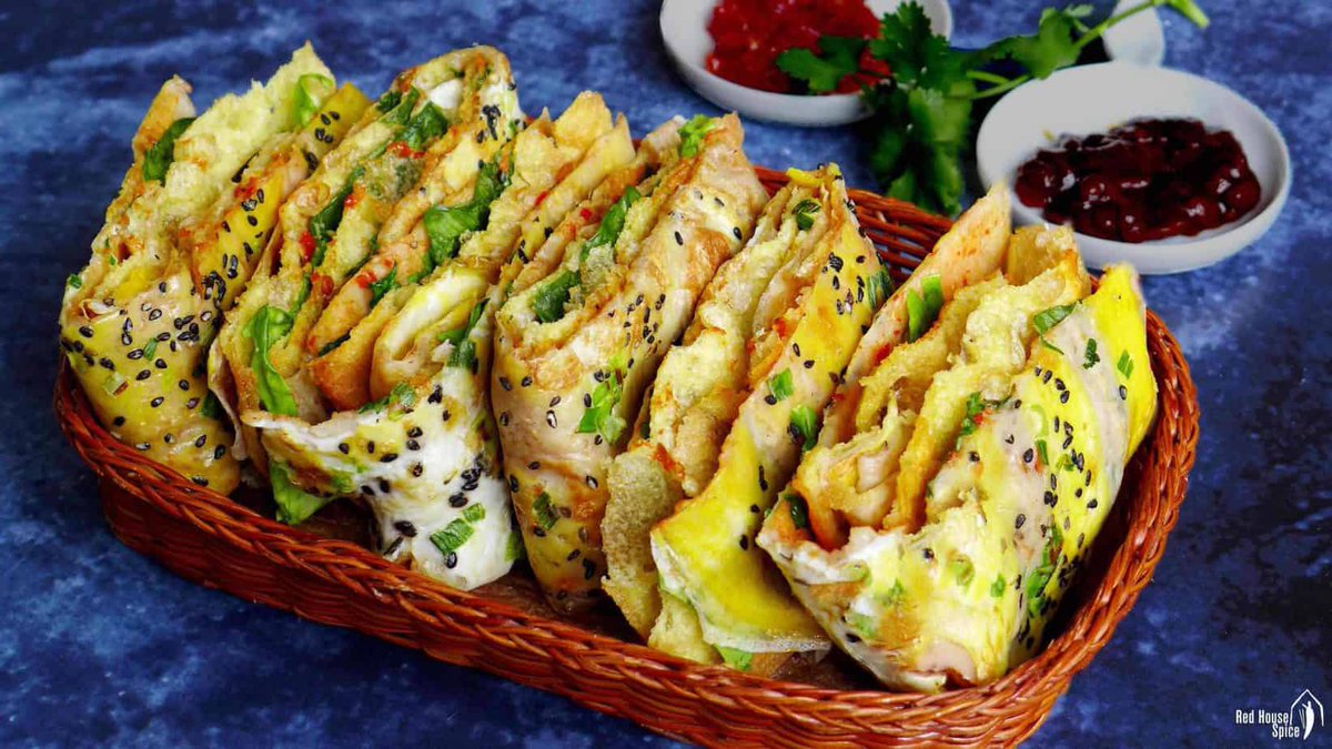 tiao_xyz's tweet photo. don’t worry, in cn dub valko actually says we smell like a burnt chinese crepe (煎饼), which are very different from western flapjacks (松饼)!

instead of a sweet pancake, he actually thinks you’re savory and stuffed with various fillings like meat floss, scallions, or his cu- https://t.co/NKWBcuK9KD