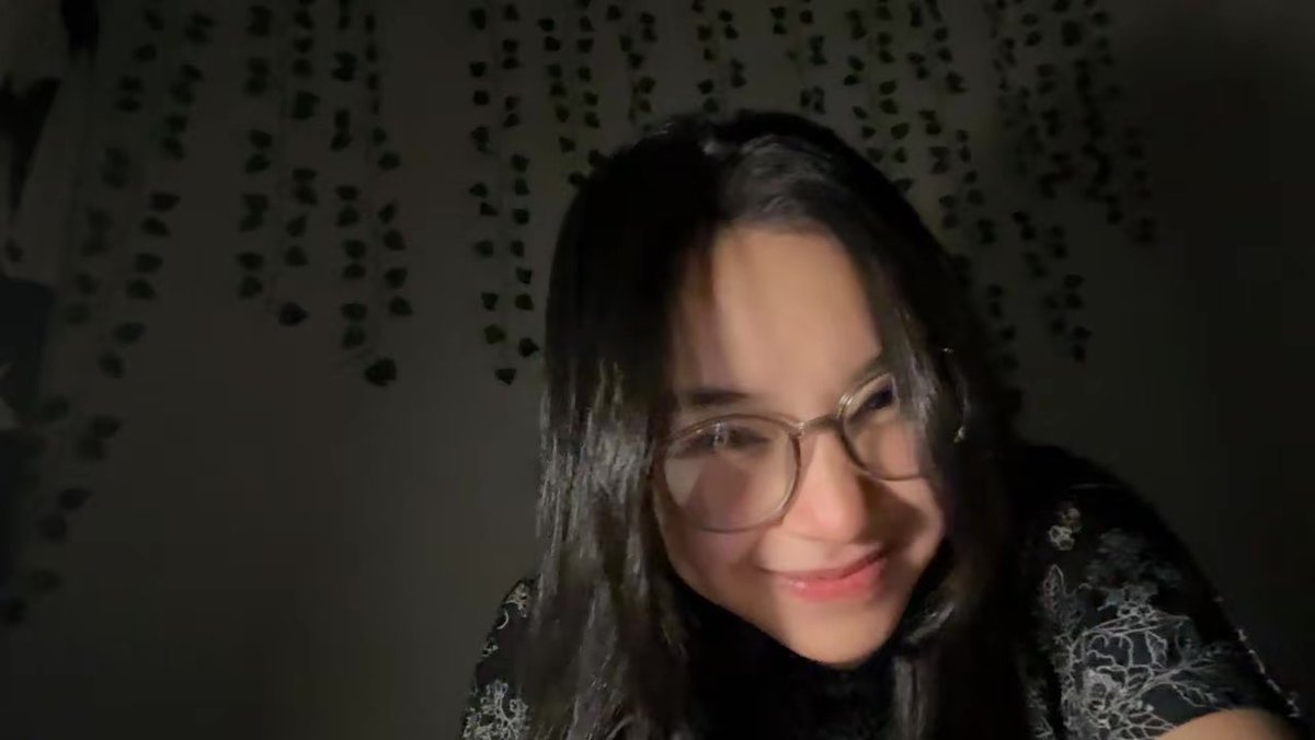 N_IntanJKT48's tweet photo. pm = pose malu https://t.co/rEkFAWt73w