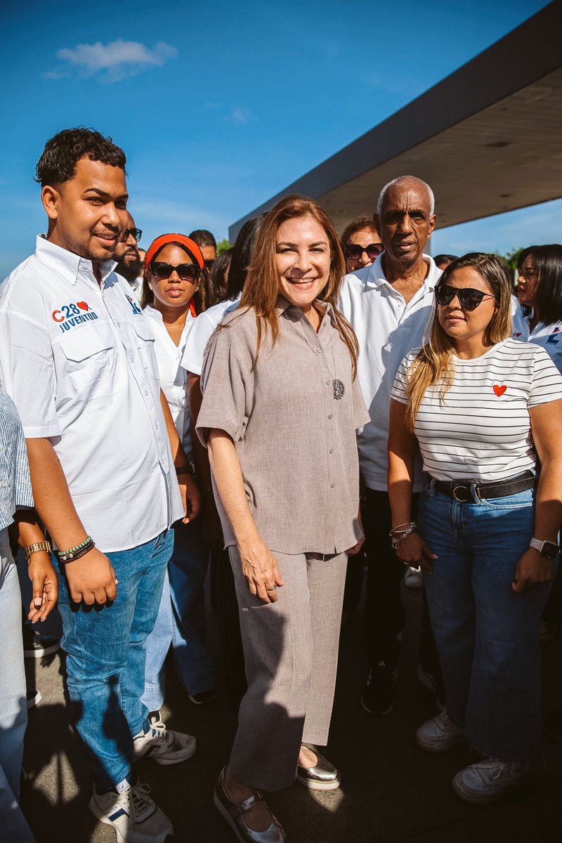 CarolinaMejiaG's tweet photo. ¡Gracias mi gente! Qué alegría sentir tanto cariño en cada pedacito del camino. Ya estamos en Neyba con nuestra gente. 

#ConCarolina28 #NeybaConCarolina #BahorucoConCarolina https://t.co/QymNB5HEXQ