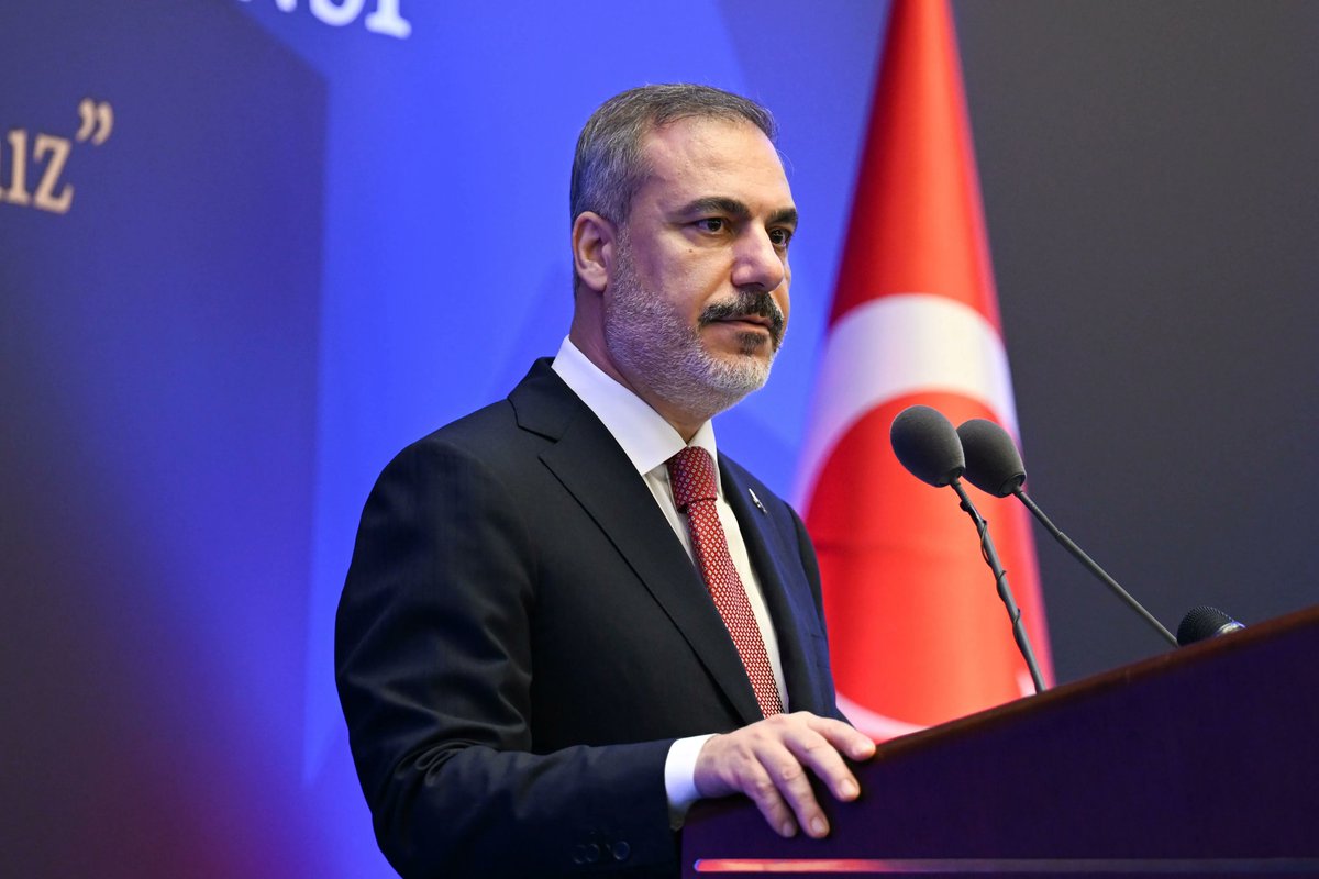 medya3tr's tweet photo. 🔴 Dışişleri Bakanı Hakan Fidan:

“Mekke İttifakı Dışişleri Bakanları olarak bir araya geldik. Genel Sekreterlik için Pakistan bir aday sundu; büyük ihtimalle kabul edilecek ve göreve başlayacak.

Suudi Arabistan’a güneyden Husiler, kuzeyden ise farklı askerî tehditler bulunuyor. Bu tehditleri ve ittifakın askerî hazırlıklarını değerlendirdik.

Silahlı Kuvvetlerimiz çok profesyonel; her türlü tehdide cevap verebilecek imkân, kabiliyet ve tecrübeye sahip.”