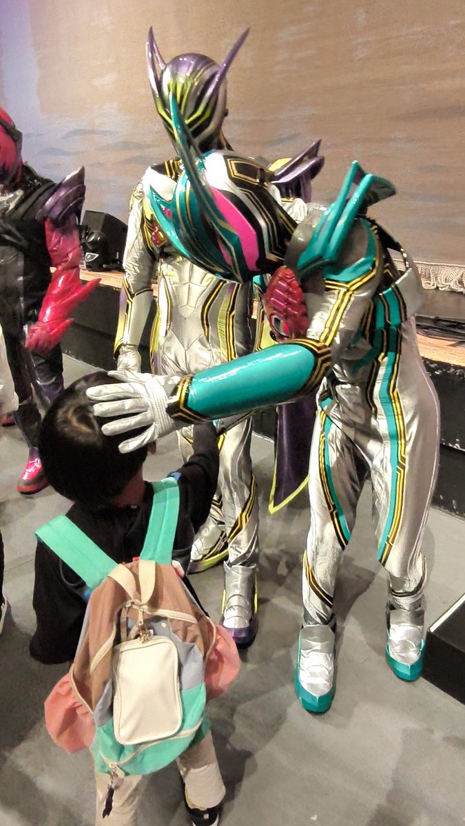 Nikke9494's tweet photo. みんなに頭撫でられ息子
スリーさんに頭撫でられてるのズルい😗
自分もよく頭ナデナデしてるけど、ヒーローショー行ったらだいたい頭撫でられてるし、頭撫でたくなるフォルムしているのかもしれない
#ゼッツFSいい夢見たよ https://t.co/omYgvtdFsg