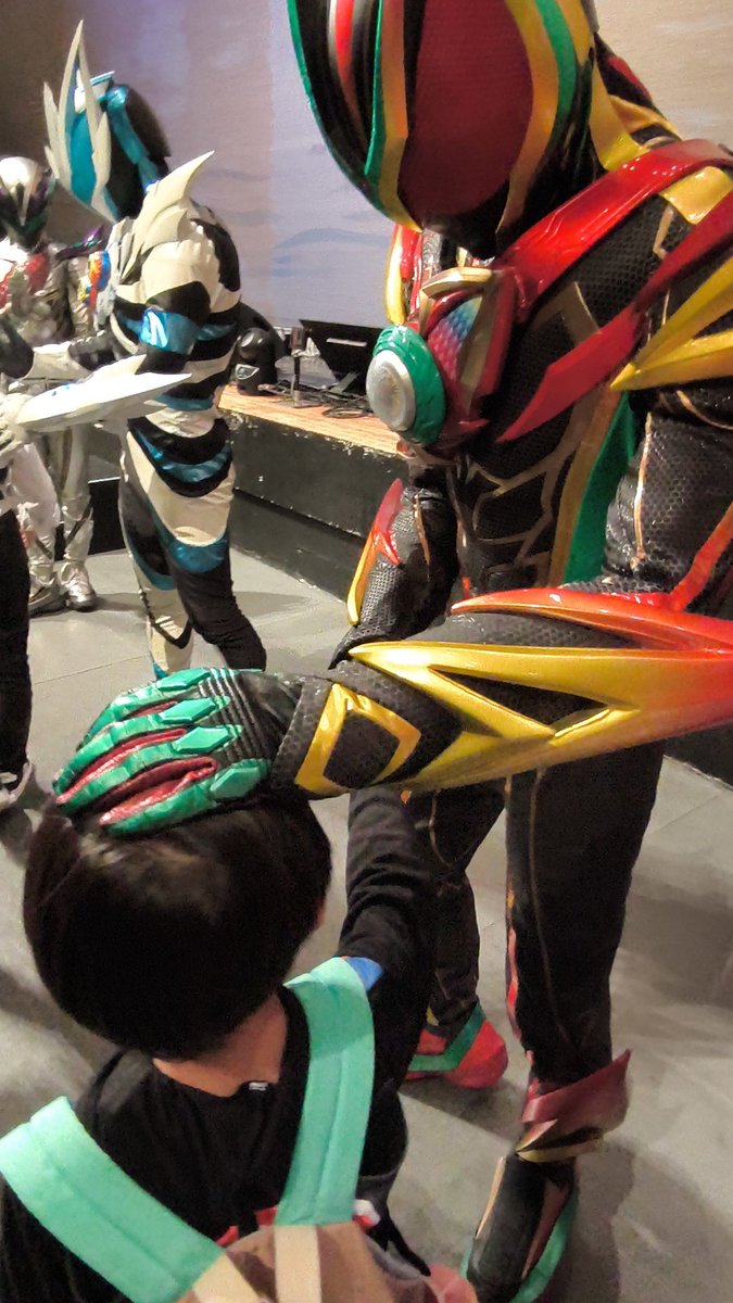Nikke9494's tweet photo. みんなに頭撫でられ息子
スリーさんに頭撫でられてるのズルい😗
自分もよく頭ナデナデしてるけど、ヒーローショー行ったらだいたい頭撫でられてるし、頭撫でたくなるフォルムしているのかもしれない
#ゼッツFSいい夢見たよ https://t.co/omYgvtdFsg