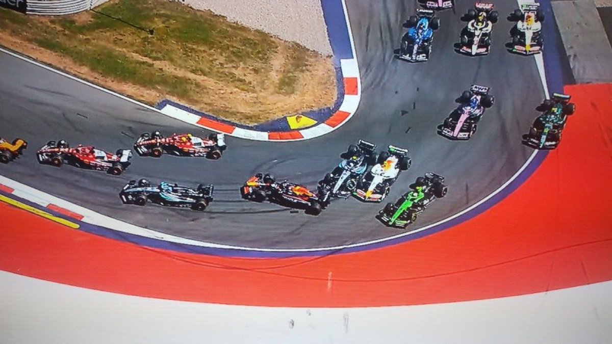 cgrjunior's tweet photo. Y de esta se acuerdan? Antonelli se lleva a Verstappen en Austria 2025. https://t.co/CtxoTz7vMY
