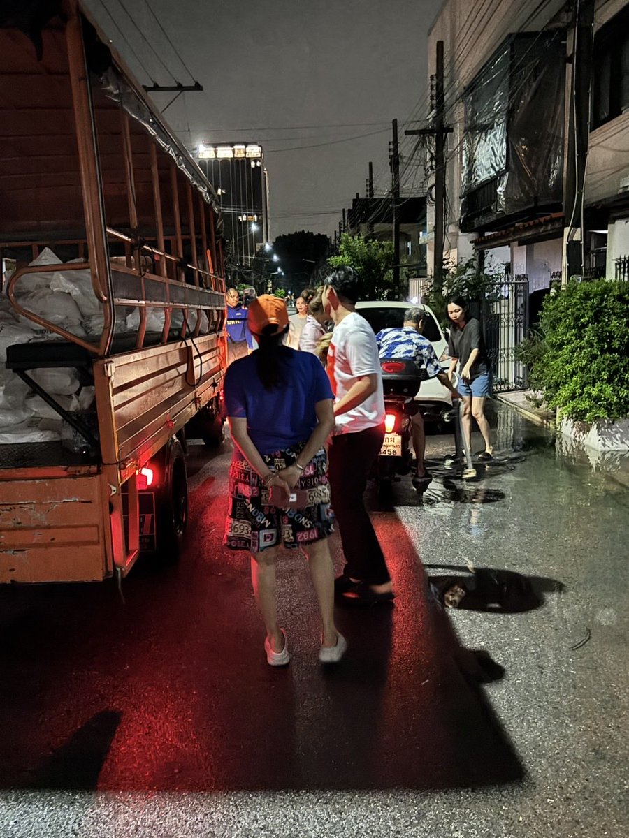 BankSuphanatMin's tweet photo. ร่วมกับจนท.ทหาร ขนกระสอบทราย มาส่งเพิ่มครับ🧡🙏🏻 https://t.co/XQJesqsNYD