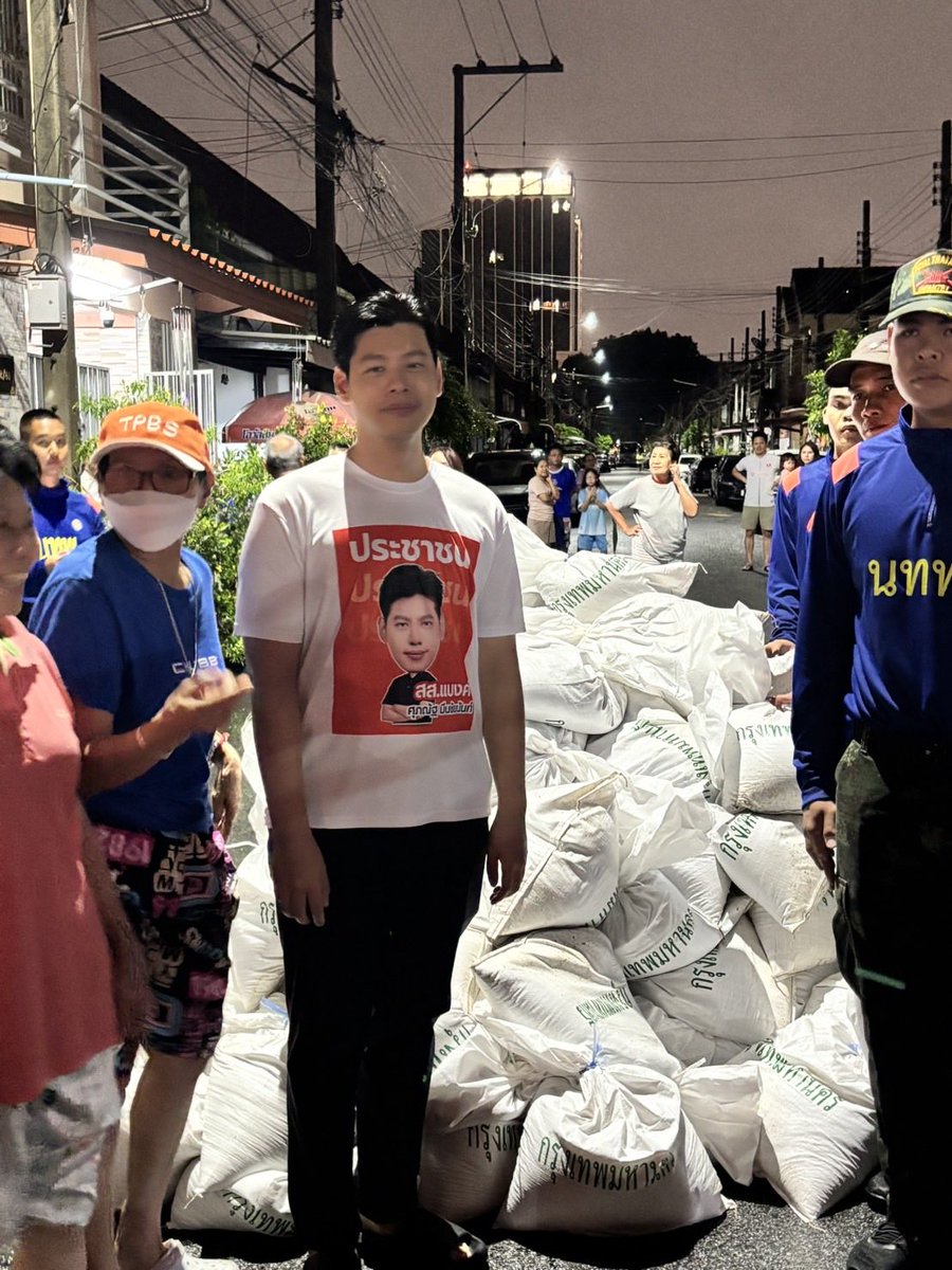 BankSuphanatMin's tweet photo. ร่วมกับจนท.ทหาร ขนกระสอบทราย มาส่งเพิ่มครับ🧡🙏🏻 https://t.co/XQJesqsNYD