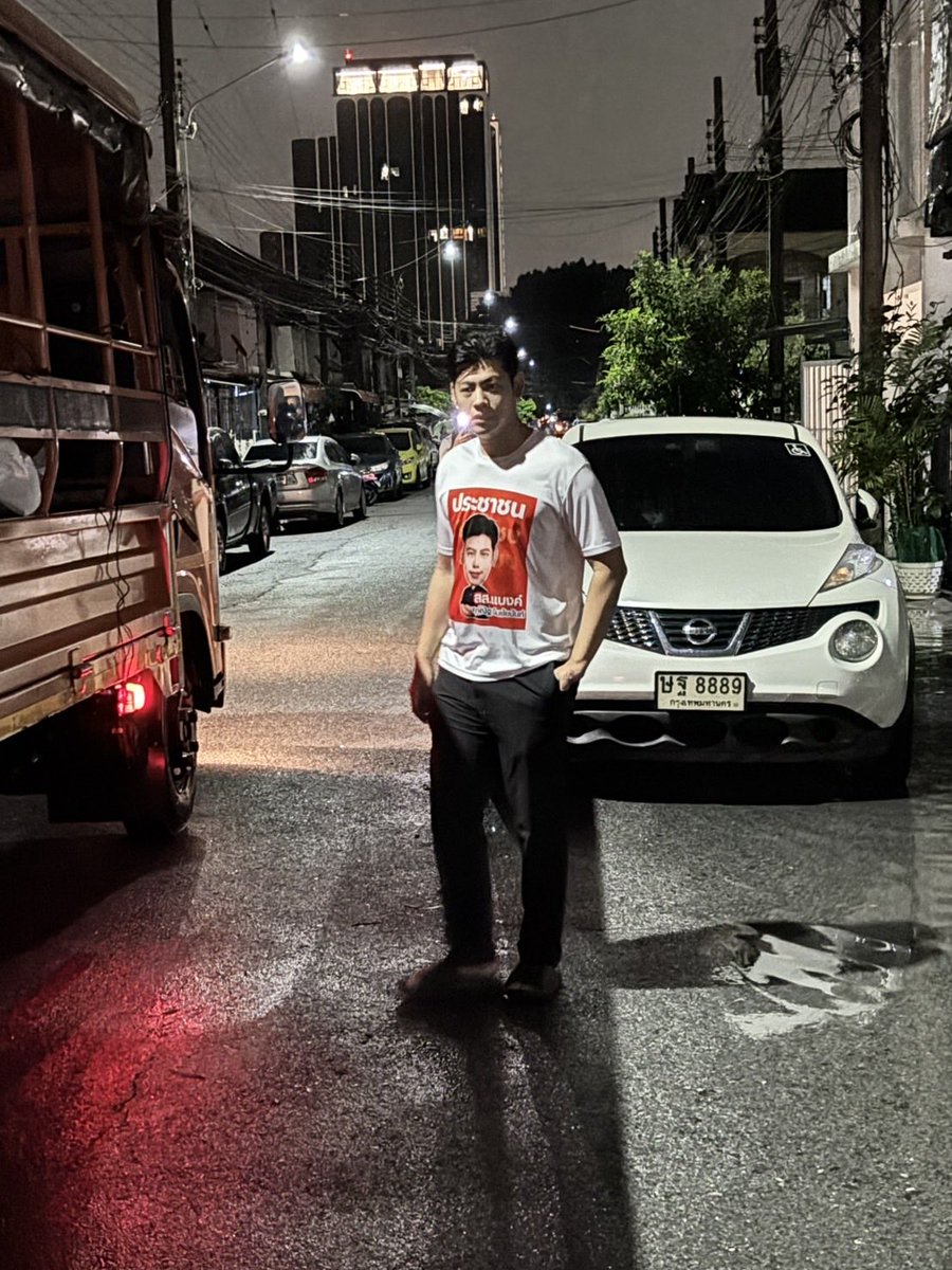 BankSuphanatMin's tweet photo. ร่วมกับจนท.ทหาร ขนกระสอบทราย มาส่งเพิ่มครับ🧡🙏🏻 https://t.co/XQJesqsNYD