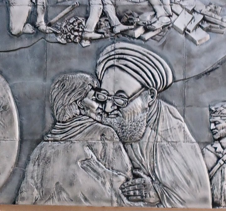 Alireza2697's tweet photo. به اینکه چه شخصیت هایی  تو تصویره کاری ندارم 
به سازندش کار دارم
چرا یه جوری ساخته ک انگار دارن از هم لب میگیرن؟🫥😂 https://t.co/RrMGqhBvhq