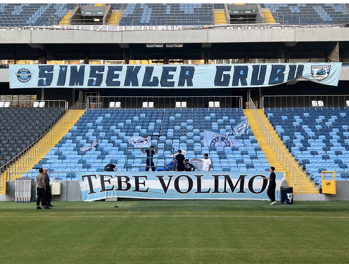 ishakaksoy7's tweet photo. Biz bu sevdayı güzel günlerde öğrenmedik. İyi günde de kötü günde de bu tribünde olduk, bu armayı hiçbir zaman yalnız bırakmadık.

Bugün şartlar ne olursa olsun, bizim yerimiz yine belli. Tribünde, takımın yanında, armamızın arkasındayız.

Çok şey gördük, çok şey yaşadık. Daha yaşayacağımız, birlikte göreceğimiz çok gün var. Bir gün yine o eski geceleri konuşacağız, yine tribünleri dolduracağız, yine omuz omuza verip aynı coşkuyla bağıracağız.

Adana Demirspor için yarın Kuzey Kapalı(Batı Alt) da buluşalım.