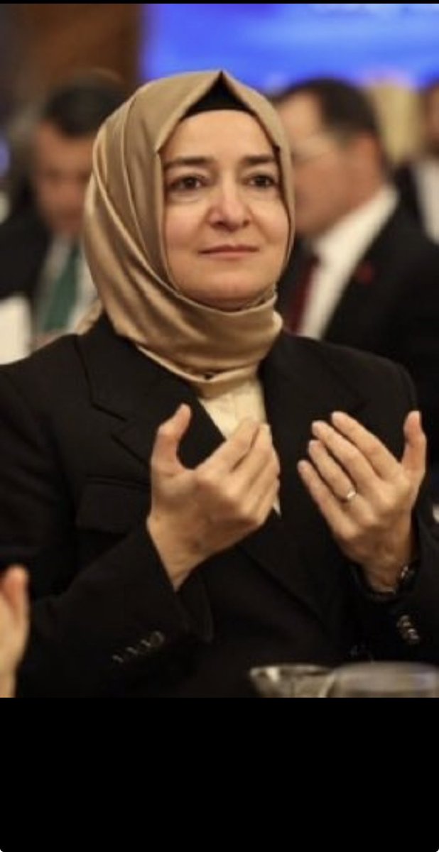 BYYILDIRIM_'s tweet photo. Betül Kaya’nın ailesini biz nerede duymuştuk❓

Hatırlamıyorum; SAHTE DİPLOMA skandalında Ömer Sayan beyle ilgili İKİ SKANDAL olayını yazmıştım biliyorsunuz,  Ömer Fatih Sayan:30 yaşında Başbakanlık müşaviri.38 yaşında BTK Başkanı.41 yaşında Bakan Yardımcısı olmuş yoğun iş temposunun arasında 6 fakülte, 2 yüksek lisans, 2 de doktora yapmıştı güya yalnız yüksek lisans tezinde 1 yılda 2 yüksek lisans yapılamayacağını unutmuş ve özgeçmişine yazmış ve bunu sorduğumda alelacele o bilgiyi silmişti😂😂😂

İkinci SKANDAL ise; O dönem Devletin dijital güvenliğinden sorumlu Ömer Fatih Sayan devletin dijital güvenliğini korumaktan sorumlu bu şahıs kendi elektronik imzasını bile koruyamamış, e-imzasını çaldırmıştı. 😄

Bu konuyuda yazdığımda hakkımda gözaltı kararı verdirmiş ve savcılık tutuklanmamı istemişti fakat savcı bey daha önce bu haberden beraat aldığımı, resmi kurum belgelerini dosyayı okumadığı için görememişti ve bu davadan geçen sene 8 ay imza koşuluyla serbest kalmış ve BERAAT almıştım. 

İşte Sayan ailesi bunlar. 

Tanrı devletimizi her türlü felaketten korusun, aslolan Türk devletinin menfaatleridir benim için.