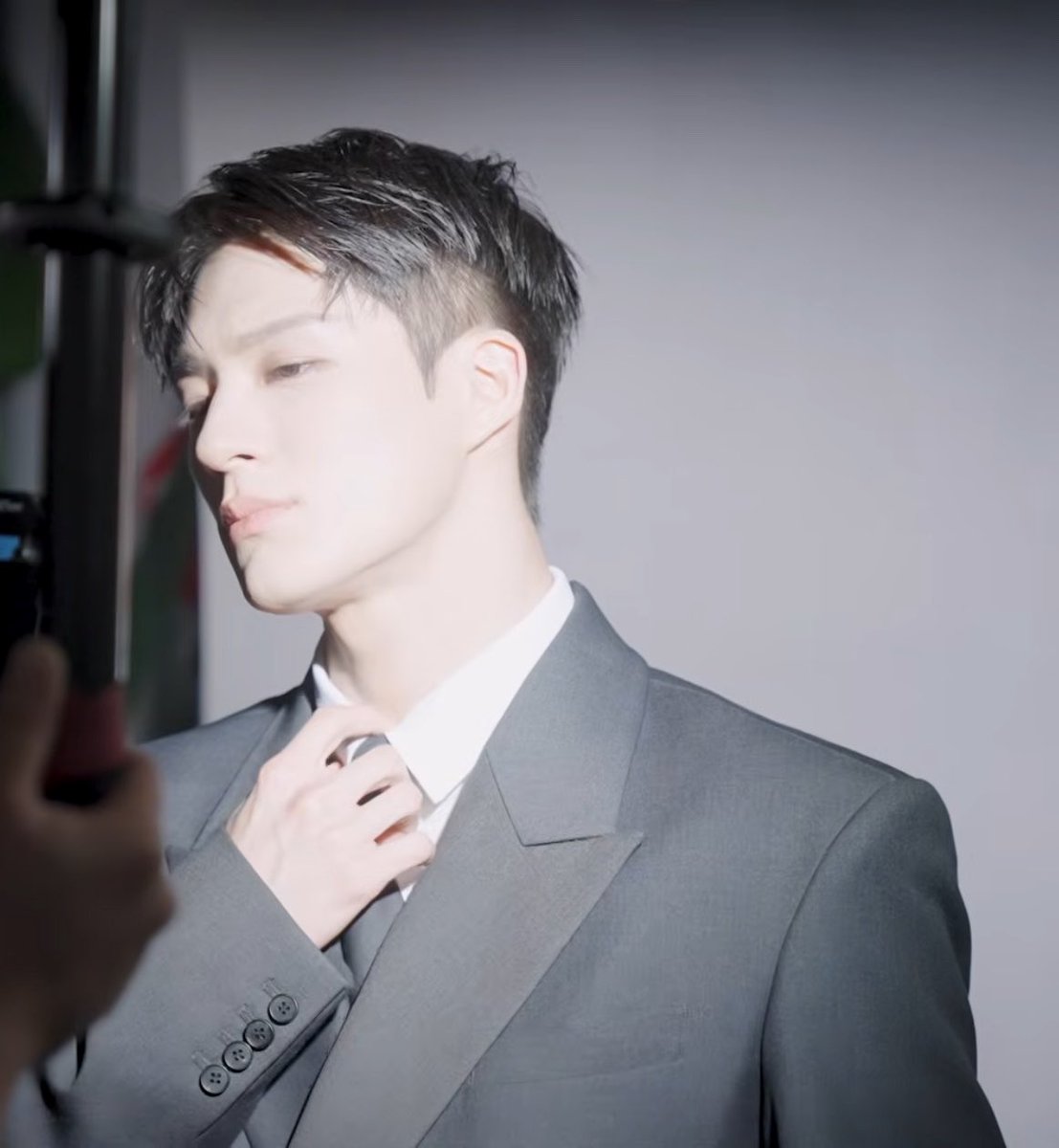 manddang7's tweet photo. 인어런이랑 인어런사들이려고 경매장들어서는 젠회장넴 https://t.co/jneFNb7bkA