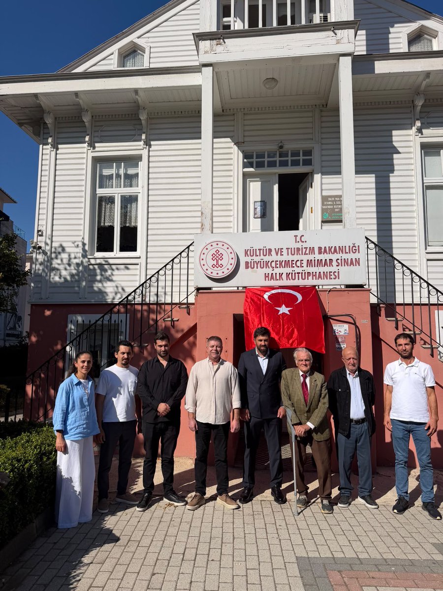 ZaferPartisi_34's tweet photo. Zafer Partisi İstanbul İl Başkanlığı Sivil Toplum Kuruluşları Komisyonu olarak; Büyükçekmece İlçe Başkanımız Sayın Oğuzhan Yavuz ve ilçe heyetimizle birlikte, Türk Dünyası Kültür ve İnsan Hakları Derneği’nin nazik davetleri üzerine anlamlı bir buluşma gerçekleştirdik.
Görüşmemizi, T.C. Kültür ve Turizm Bakanlığı bünyesinde Büyükçekmece Halk Kütüphanesi olarak hizmet veren tarihi Enver Paşa Köşkü’nde tamamladık. Türk dünyasının birlik ruhunun, millî kültürümüzün ve tarihi mirasımızın korunmasının önemine dair verimli istişarelerde bulunduk.
Sohbetimiz vesilesiyle;
 Genel Başkanımız Prof. Dr. Sayın Ümit Özdağ ve
 İstanbul İl Başkanımız Sayın Hakan Akşit’in selam ve hürmetlerini ilettik.
Türk Dünyası Kültür ve İnsan Hakları Derneği Başkanı Sayın Celal Öcal’a ve kıymetli yönetim kurulu üyelerine gösterdikleri konukseverlik için teşekkür ederiz.

@umitozdag @zaferpartisi @O_PEHLIVANOGLU @HakanAksit34 @alisevkikaratas