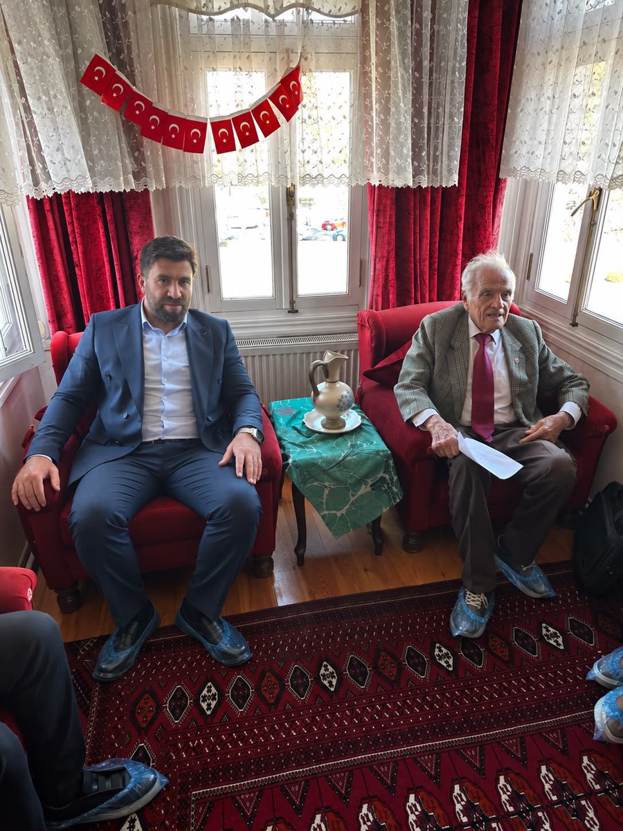 ZaferPartisi_34's tweet photo. Zafer Partisi İstanbul İl Başkanlığı Sivil Toplum Kuruluşları Komisyonu olarak; Büyükçekmece İlçe Başkanımız Sayın Oğuzhan Yavuz ve ilçe heyetimizle birlikte, Türk Dünyası Kültür ve İnsan Hakları Derneği’nin nazik davetleri üzerine anlamlı bir buluşma gerçekleştirdik.
Görüşmemizi, T.C. Kültür ve Turizm Bakanlığı bünyesinde Büyükçekmece Halk Kütüphanesi olarak hizmet veren tarihi Enver Paşa Köşkü’nde tamamladık. Türk dünyasının birlik ruhunun, millî kültürümüzün ve tarihi mirasımızın korunmasının önemine dair verimli istişarelerde bulunduk.
Sohbetimiz vesilesiyle;
 Genel Başkanımız Prof. Dr. Sayın Ümit Özdağ ve
 İstanbul İl Başkanımız Sayın Hakan Akşit’in selam ve hürmetlerini ilettik.
Türk Dünyası Kültür ve İnsan Hakları Derneği Başkanı Sayın Celal Öcal’a ve kıymetli yönetim kurulu üyelerine gösterdikleri konukseverlik için teşekkür ederiz.

@umitozdag @zaferpartisi @O_PEHLIVANOGLU @HakanAksit34 @alisevkikaratas