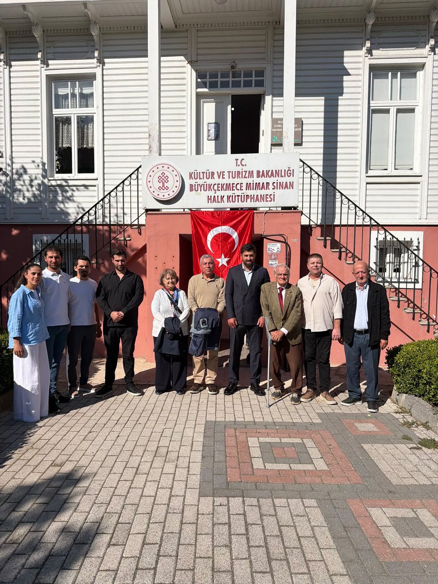 ZaferPartisi_34's tweet photo. Zafer Partisi İstanbul İl Başkanlığı Sivil Toplum Kuruluşları Komisyonu olarak; Büyükçekmece İlçe Başkanımız Sayın Oğuzhan Yavuz ve ilçe heyetimizle birlikte, Türk Dünyası Kültür ve İnsan Hakları Derneği’nin nazik davetleri üzerine anlamlı bir buluşma gerçekleştirdik.
Görüşmemizi, T.C. Kültür ve Turizm Bakanlığı bünyesinde Büyükçekmece Halk Kütüphanesi olarak hizmet veren tarihi Enver Paşa Köşkü’nde tamamladık. Türk dünyasının birlik ruhunun, millî kültürümüzün ve tarihi mirasımızın korunmasının önemine dair verimli istişarelerde bulunduk.
Sohbetimiz vesilesiyle;
 Genel Başkanımız Prof. Dr. Sayın Ümit Özdağ ve
 İstanbul İl Başkanımız Sayın Hakan Akşit’in selam ve hürmetlerini ilettik.
Türk Dünyası Kültür ve İnsan Hakları Derneği Başkanı Sayın Celal Öcal’a ve kıymetli yönetim kurulu üyelerine gösterdikleri konukseverlik için teşekkür ederiz.

@umitozdag @zaferpartisi @O_PEHLIVANOGLU @HakanAksit34 @alisevkikaratas