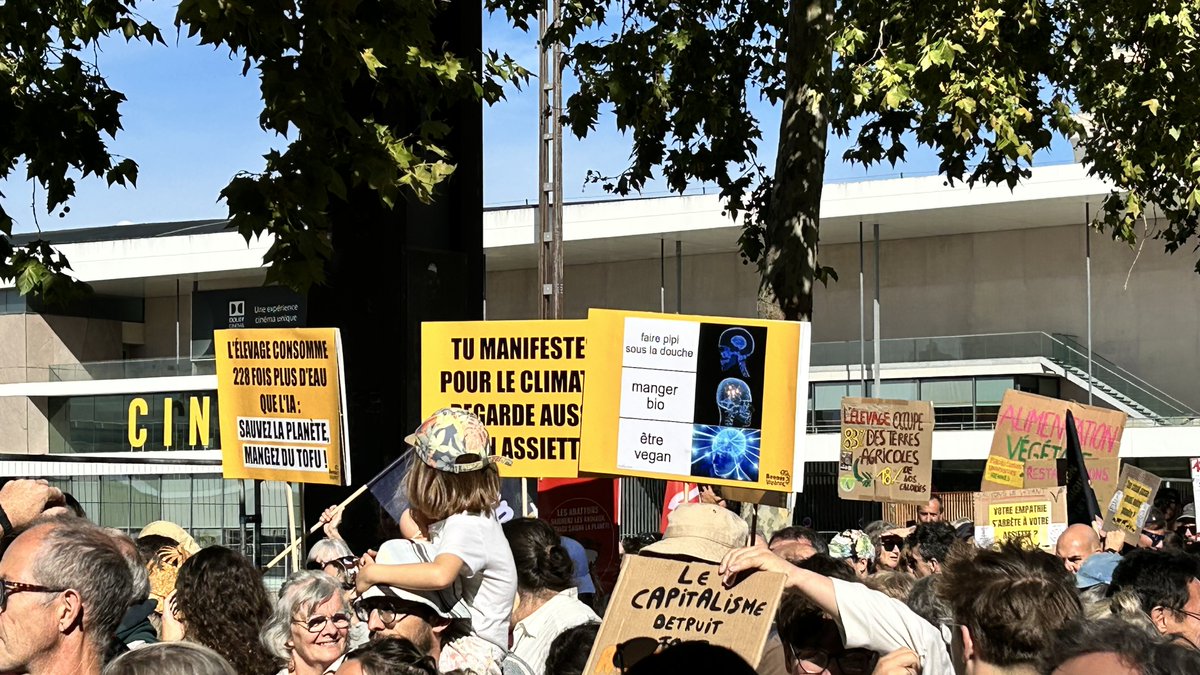 RAutrement's tweet photo. Rennes : 5 000 personnes dans la rue pour le climat. Écologistes, syndicalistes, étudiants, Insoumis, élus rennais, familles et nombreux anonymes ont défilé ce samedi « pour le climat, le vivant, la paix et la justice sociale ». #Rennes #Climat #Ecologie https://t.co/nBRMpeCrod https://t.co/qj2RIdiLz4