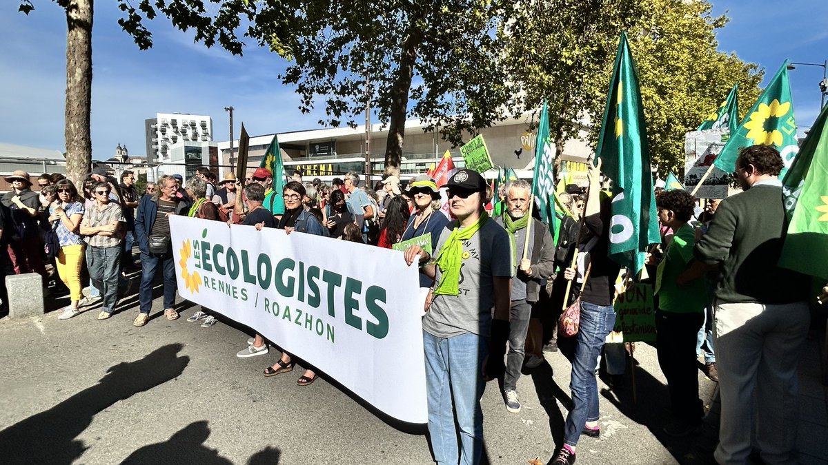 RAutrement's tweet photo. Rennes : 5 000 personnes dans la rue pour le climat. Écologistes, syndicalistes, étudiants, Insoumis, élus rennais, familles et nombreux anonymes ont défilé ce samedi « pour le climat, le vivant, la paix et la justice sociale ». #Rennes #Climat #Ecologie https://t.co/nBRMpeCrod https://t.co/qj2RIdiLz4