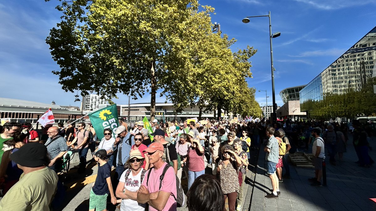 RAutrement's tweet photo. Rennes : 5 000 personnes dans la rue pour le climat. Écologistes, syndicalistes, étudiants, Insoumis, élus rennais, familles et nombreux anonymes ont défilé ce samedi « pour le climat, le vivant, la paix et la justice sociale ». #Rennes #Climat #Ecologie https://t.co/nBRMpeCrod https://t.co/qj2RIdiLz4