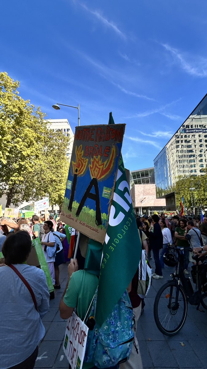 RAutrement's tweet photo. Rennes : 5 000 personnes dans la rue pour le climat. Écologistes, syndicalistes, étudiants, Insoumis, élus rennais, familles et nombreux anonymes ont défilé ce samedi « pour le climat, le vivant, la paix et la justice sociale ». #Rennes #Climat #Ecologie https://t.co/nBRMpeCrod https://t.co/qj2RIdiLz4