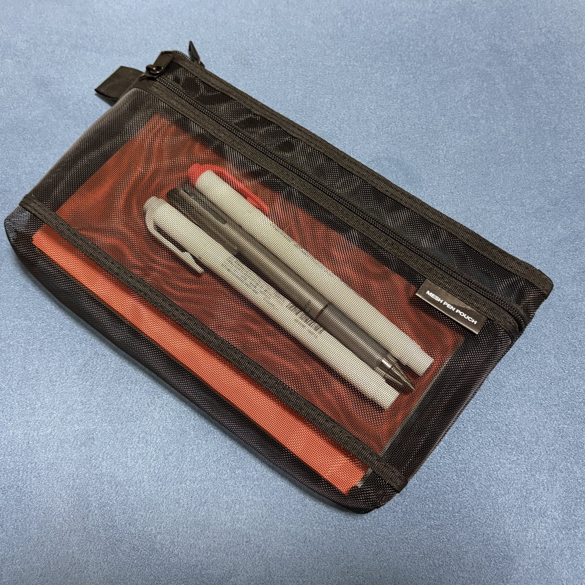 mbucmc's tweet photo. 来年の手帳(ほぼ日weeksMEGA)持ち歩くためのポーチ買った
ペン類が外ポケットに入るのでよい👏

あと2か月かーーー https://t.co/BanXaK83DB
