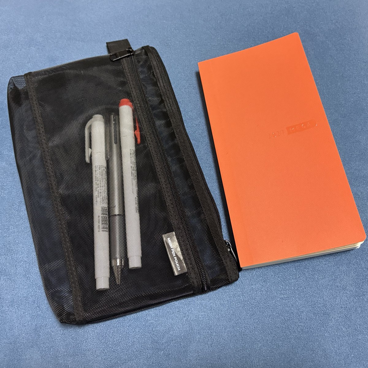 mbucmc's tweet photo. 来年の手帳(ほぼ日weeksMEGA)持ち歩くためのポーチ買った
ペン類が外ポケットに入るのでよい👏

あと2か月かーーー https://t.co/BanXaK83DB