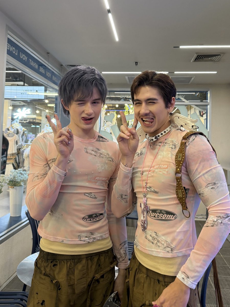 leonbrocco's tweet photo. Goodbye Gelboys 👋🏻❤️

ไม่รู้จะเริ่มจากอะไรเลย ขอบคุณทุกคนที่อยู่กับพวกเรามาตั้งแต่วันแรกยันวันสุดท้าย ขอบคุณที่เดินทางไปกับ GELBOYS มาตลอด หัวเราะไปด้วยกัน อินไปด้วยกัน ร้องไห้ไปด้วยกัน แล้วก็ส่งข้อความและกำลังใจมาให้กันเสมอ

สำหรับเล เจลบอยเป็นอีกหนึ่งช่วงเวลาที่มีความหมายกับเลมากๆ ซีซั่นนี้เป็นซีซั่นที่ใช้ทั้งความรู้สึกและแรงใจไปเยอะพอสมควร และเลก็เต็มที่กับมันในทุกๆวัน หวังว่าทุกคนจะชอบและรักเรื่องราวนี้เหมือนที่เลรักมันนะครับ

ดีใจมากๆ ที่ได้มีทุกคนอยู่ในความทรงจำนี้ไปด้วยกัน ไม่ว่าจะเป็นเจลบี๋ ทีมงาน เพื่อนนักแสดง เพื่อนเบื้องหลัง หรือพี่ๆ ทุกคน ครอบครัวนี้เติบโตขึ้นมาเยอะมากจริงๆ และก็ยังเป็นพื้นที่ที่อบอุ่นและเป็นเซฟโซนให้กันเสมอมา

วันนี้ยอมรับเลยว่าใจหายมากๆ ที่เรื่องราวของ GELBOYS เดินทางมาถึงตอนจบแล้ว แต่เลหวังว่าความรู้สึกดีๆ ที่ทุกคนได้รับจากเรื่องนี้ จะยังอยู่กับทุกคนไปอีกนานๆเหมือนที่มันจะอยู่กับเลนะ 🫶🏻

ขอบคุณนะครับ
Love you always ❤️

จาก เลออน

#GELBOYS2FinalEp
#LEONBROCCO