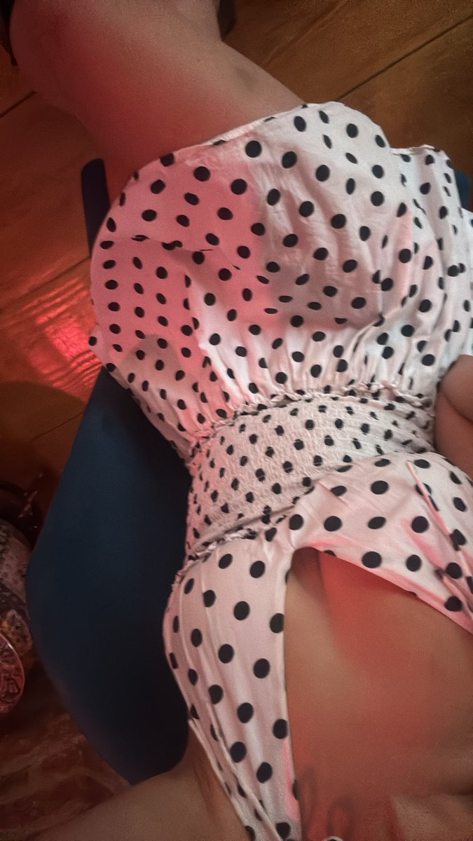 sofipesto's tweet photo. Cuando estoy triste me pongo mi vestido de polka dots, entonces estoy triste pero bonita https://t.co/mJWxirmfhp