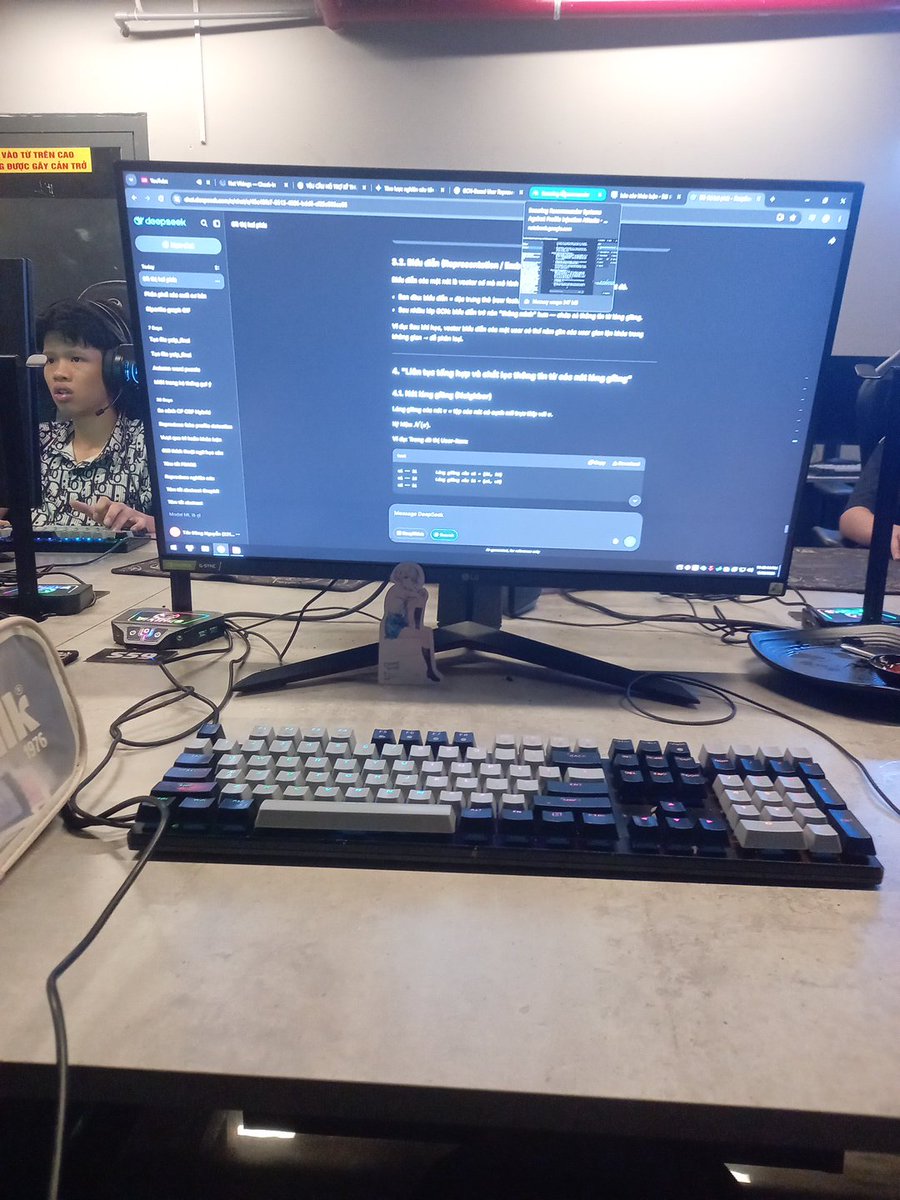 allinbrain970's tweet photo. Ngồi cày deadline ở quán net, giữa 1 rừng người chơi game. Stonk or not stonk? https://t.co/8ko5qDCdmM