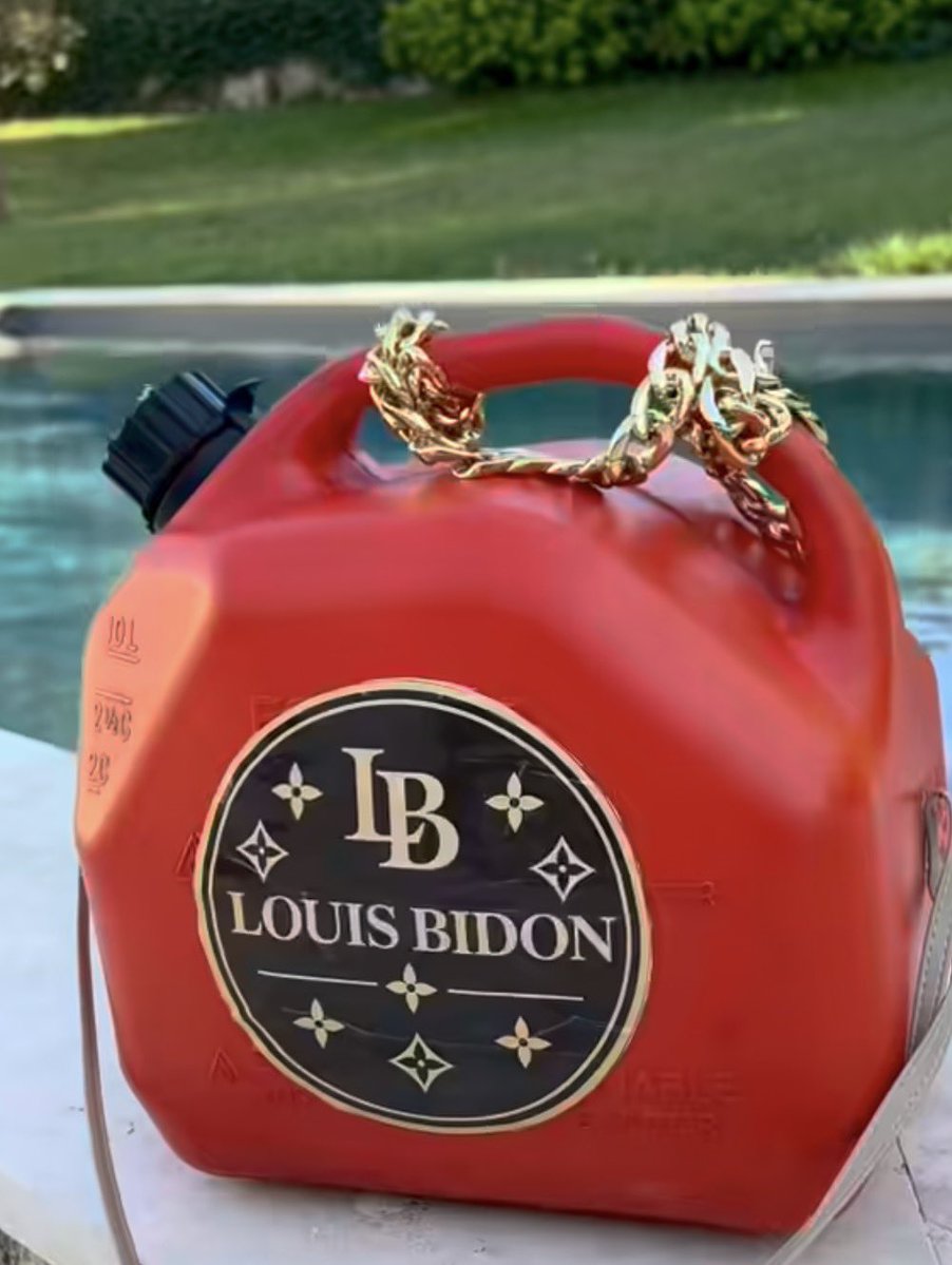 Sandra_Sanchez6's tweet photo. J’ai fait une folie, j’ai acheté un Louis Bidon ⛽️⛽️⛽️ https://t.co/nB0Y60PnWE