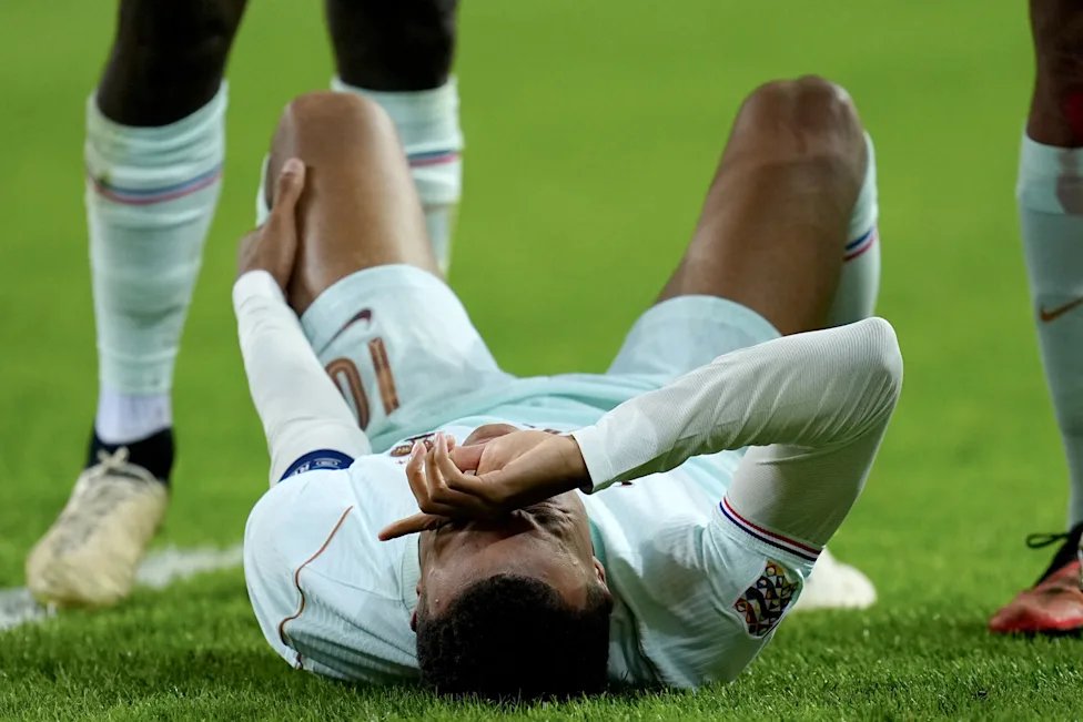 partidazocope's tweet photo. 🚨 ÚLTIMA HORA | Parte médico de Kylian Mbappé publicado por el @realmadrid

🤕 El futbolista francés sufre una "hiperextensión de la cápsula posterior de la rodilla izquierda"

‼️ El tiempo estimado de baja es entre 10 y 15 días

📻 #PartidazoCOPE https://t.co/04hMrYRDT9